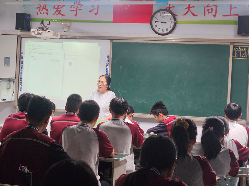 心理咨询师在台上给学生做催眠