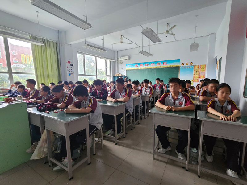 学生闭上眼睛进入催眠状态