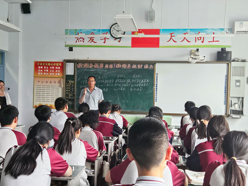 心理咨询师在台上给学生做催眠技术